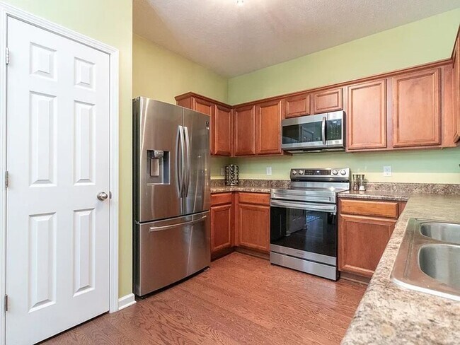 Building Photo - Beautiful 3BR TownHome