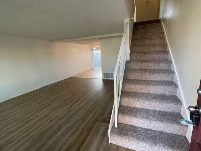 Foto del edificio - Moorpark 3 bed 2.5 bath Townhome close to Moorpark College