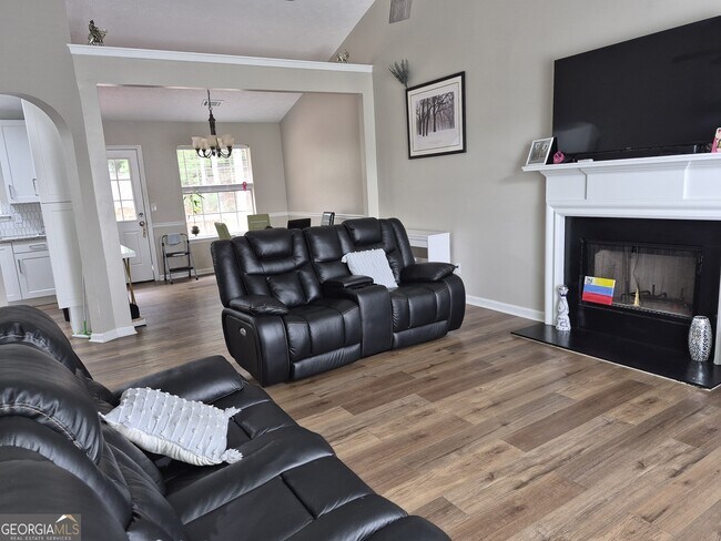 Foto del edificio - 418 Summer Hill Cir