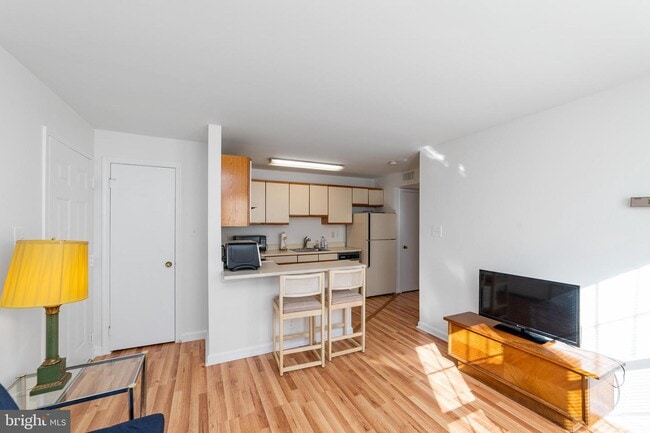 Building Photo - 1807 Dewitt Ave