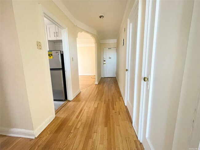 Foto del edificio - 167-10 Crocheron Ave