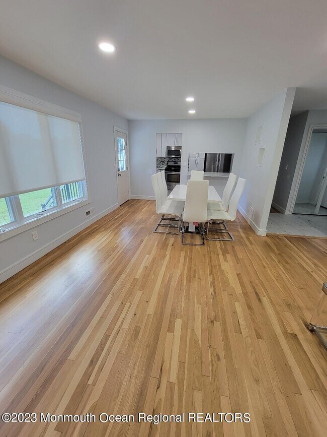 Building Photo - 871 Red Oaks Dr