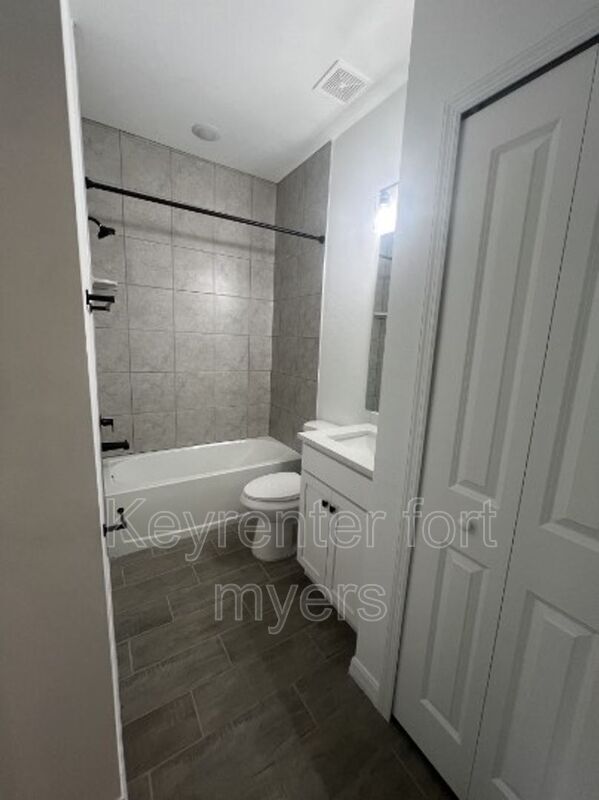 Foto del edificio - 713/715 Homer ave S