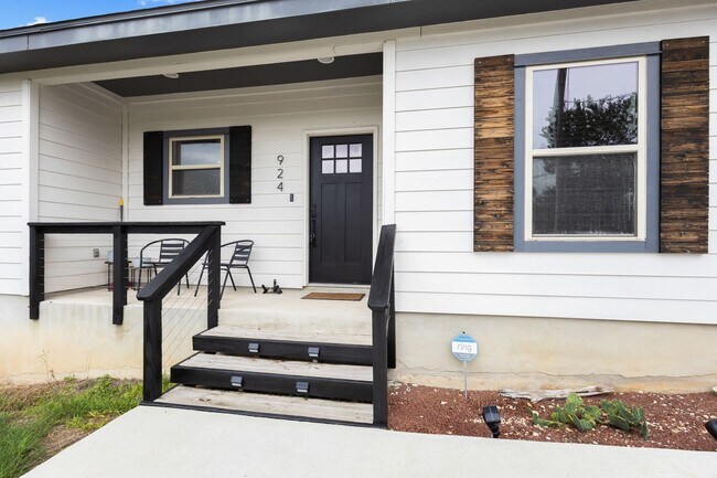 Foto del edificio - 924 Scenic Hills Dr