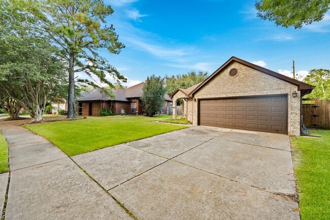 Building Photo - 5102 E Pagewick Dr