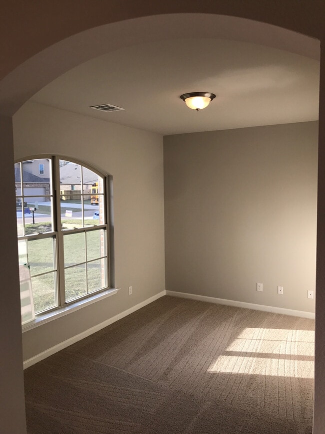 Building Photo - 15568 Madris Ln