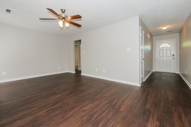 Foto del edificio - 8645 Garvey Dr