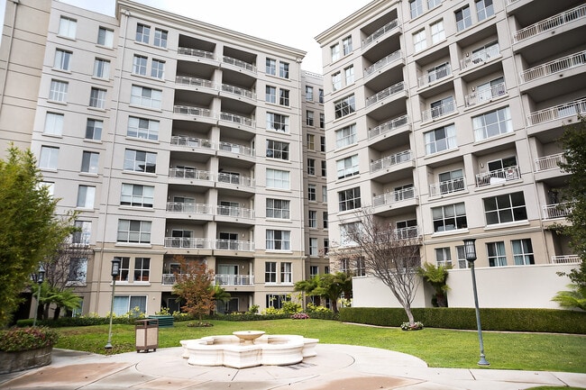 Building Photo - 140 S Van Ness Ave