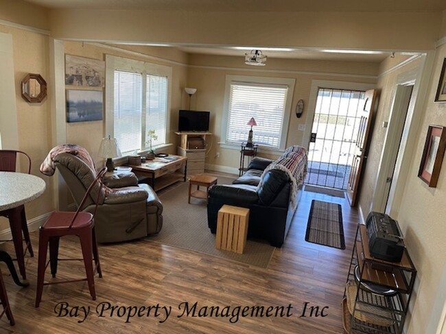 Building Photo - Fully furnished 3 bedroom 2 bath home in S...