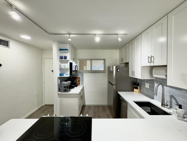 Building Photo - 2811 Garden Dr S