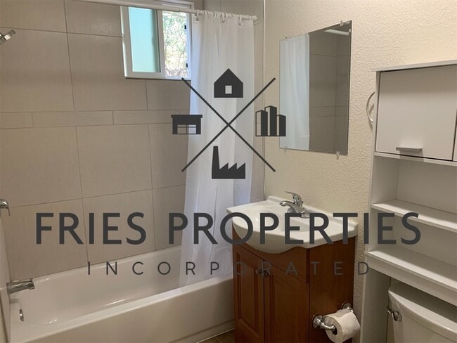 Building Photo - Petite 2 Bedroom, 1 Bath with yard
