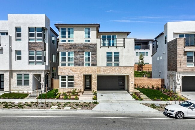 Foto del edificio - The Crown Jewel of Metro Heights: Toll Brothers Luxury Estate