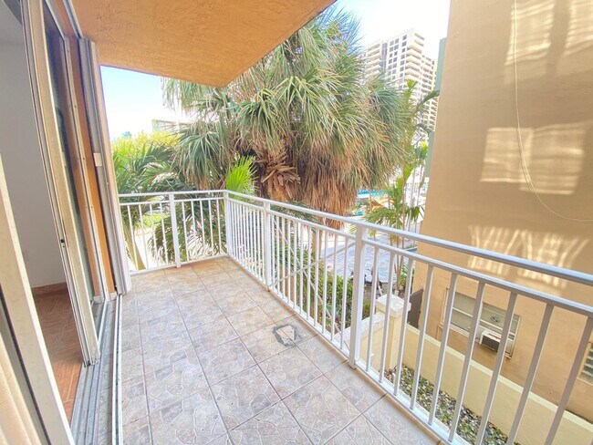 Building Photo - 2642 Collins Ave