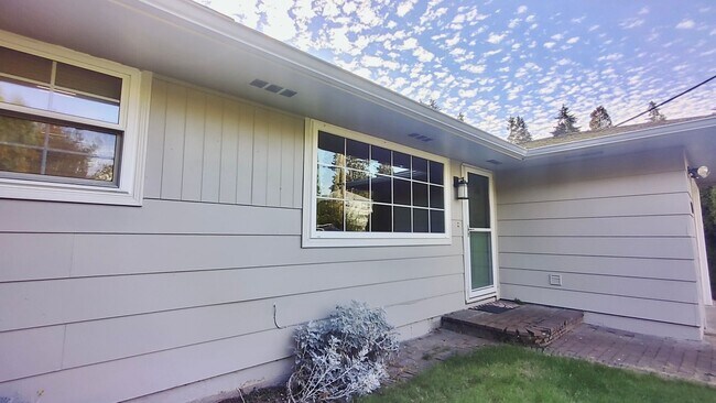 Foto del edificio - Beautifully Updated 3 Bedroom Ranch In The Heart of Oregon City!