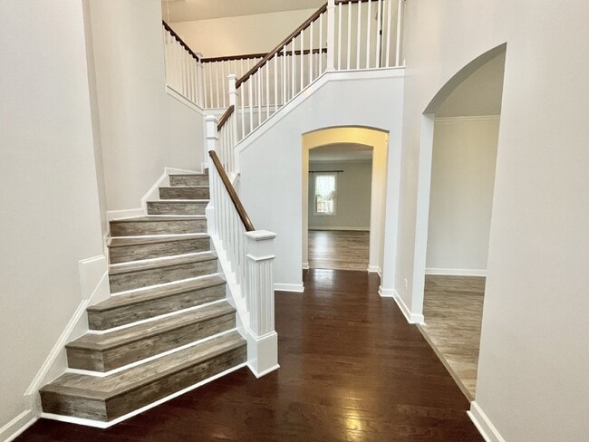 Building Photo - 5 bed, 3 bath Nest in Surrey Meadows