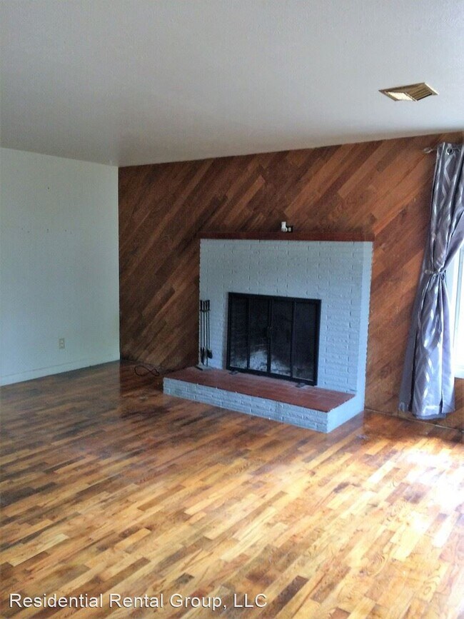 Foto del edificio - 3 br, 1 bath House - 911 NE Sunrise Lane