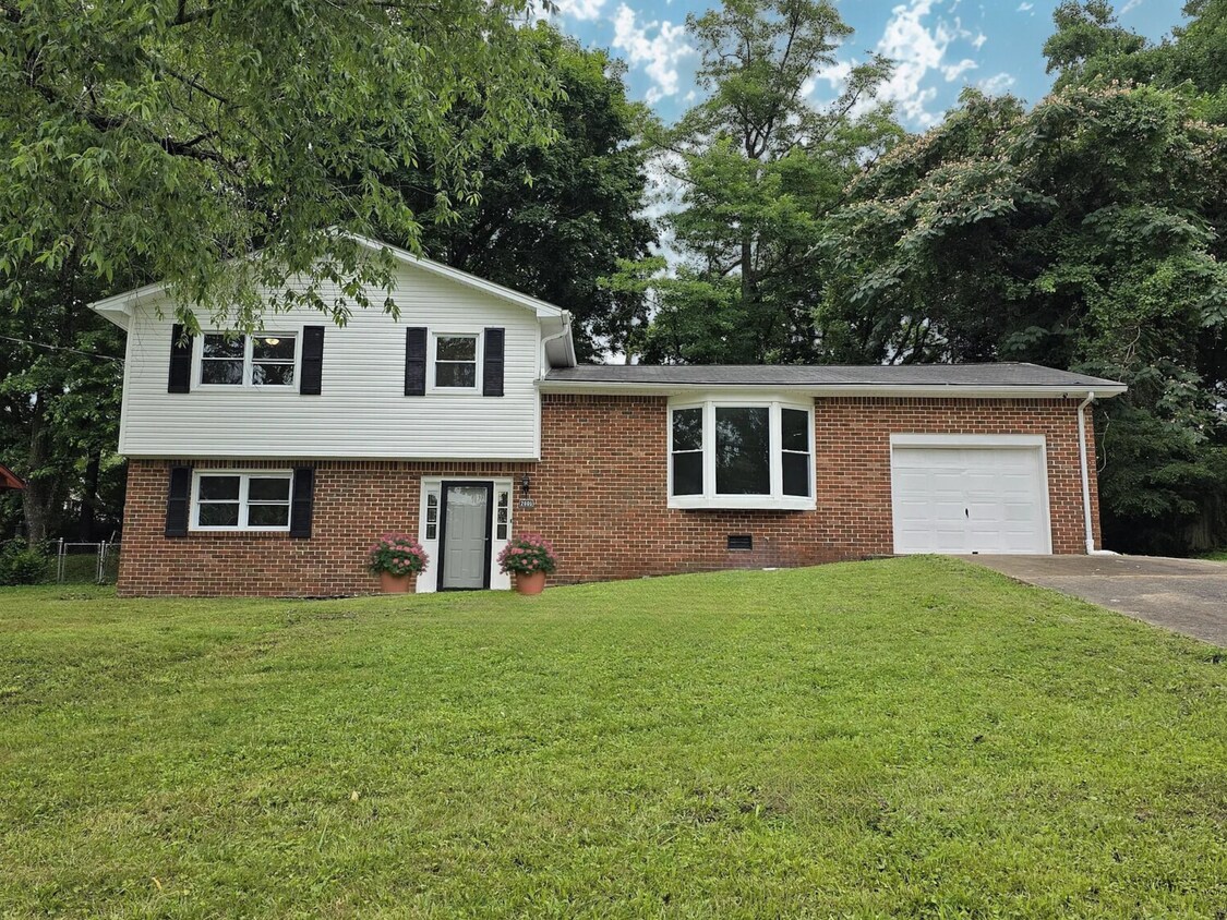Primary Photo - 2809 Brett Rd NW