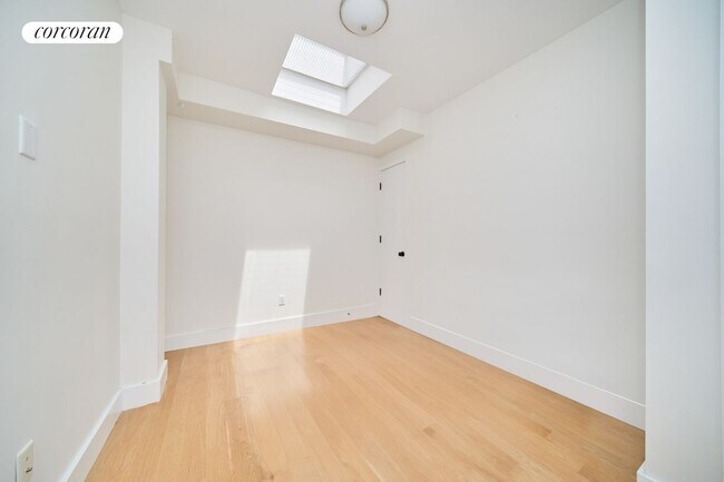 Foto del edificio - 243 E 2nd St