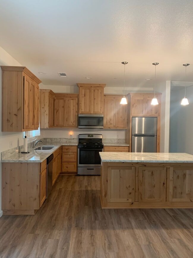 Building Photo - Paradise-2 bedroom 2 bathroom, level lot, w car garage.