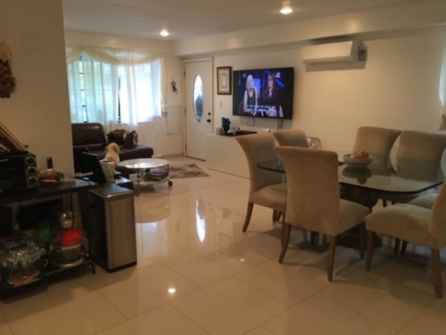 Foto del edificio - 2122 E 66th St