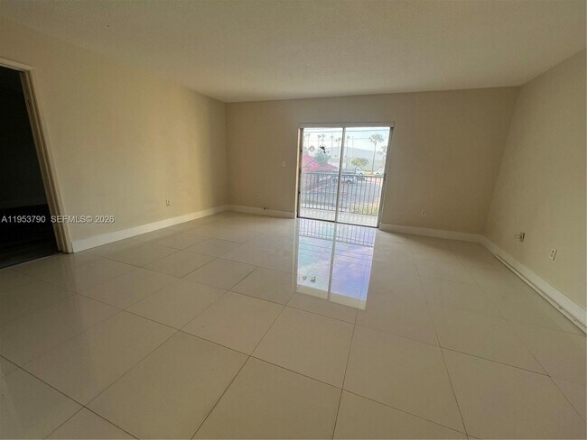 Foto del edificio - 5731 NW 37th St