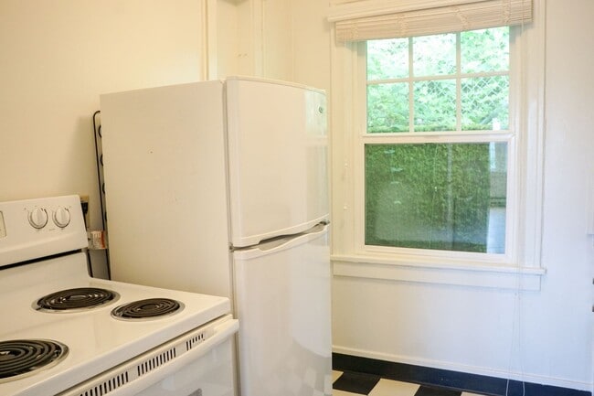 Building Photo - John's Landing Charmer: H/W Floors, Close to OHSU, Pet-Friendly!
