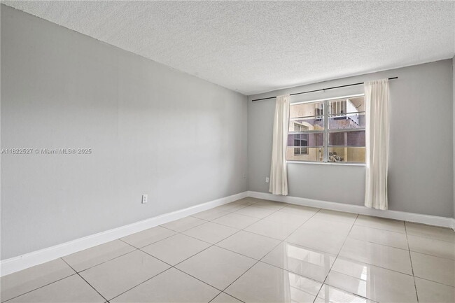 Foto del edificio - 301 NW 177th St