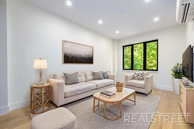 Foto del edificio - Brand New Penthouse 2 Bed 2 Bath in Bed St...