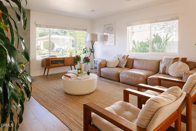 Foto del edificio - 906 Adelante Ave