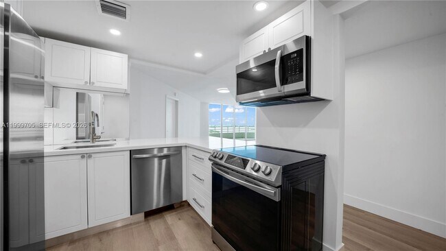 Building Photo - 555 NE 34th St
