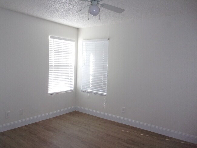 bedroom - 360 Lake Ontario Ct