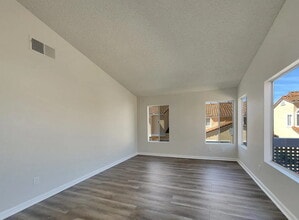 Building Photo - 734 Buena Tierra Way