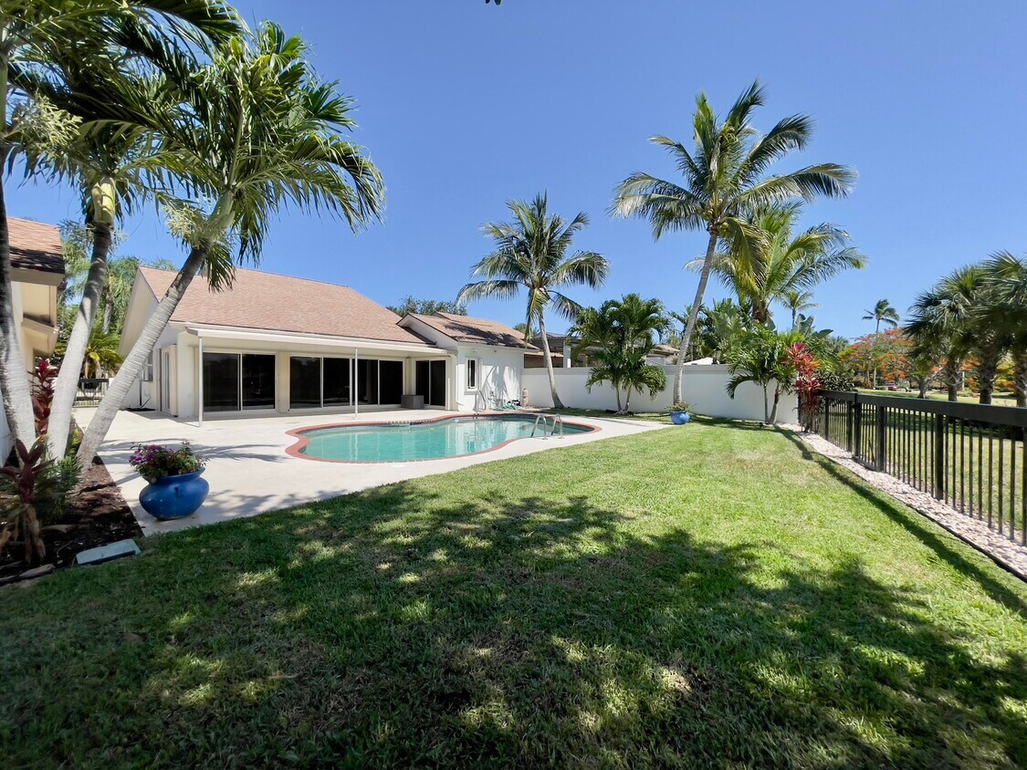 Primary Photo - 208 E River Park Dr