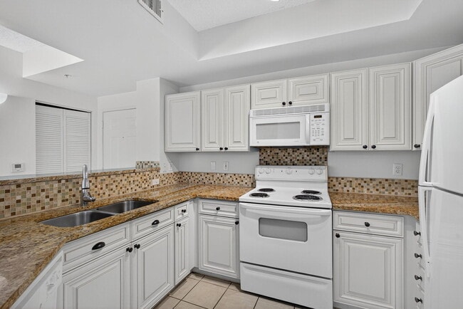 Building Photo - 720 S Sapodilla Ave