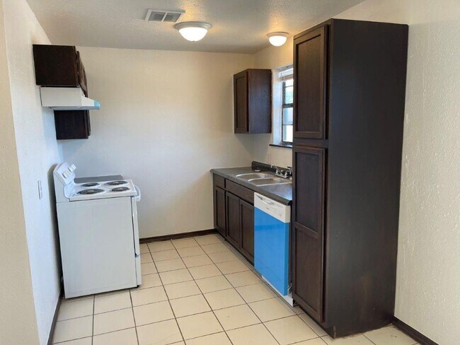 Building Photo - Updated 2 bed 1 bath duplex in Blanchard p...