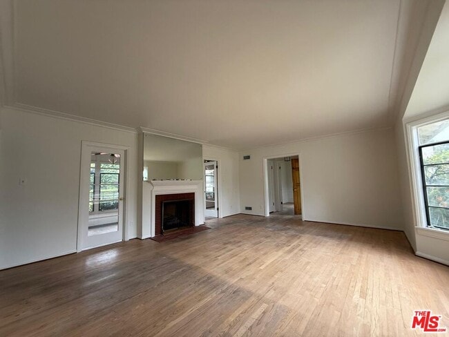 Building Photo - 15471 Victory Blvd