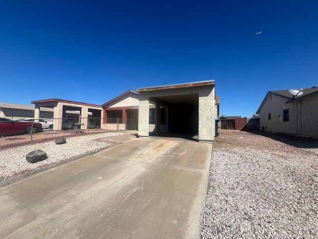 Building Photo - Freshly Updated Henderson Townhome with 2 ...