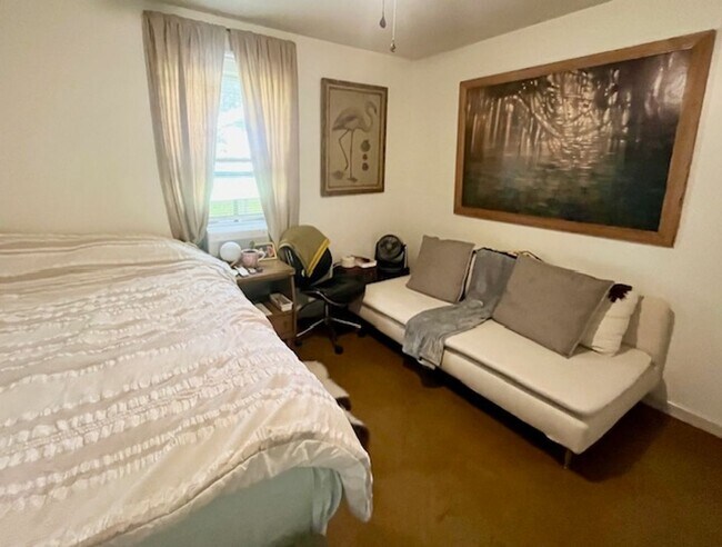 Building Photo - One Bedroom Studio Utilities included