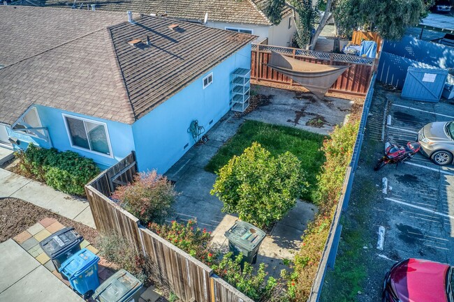 Building Photo - East Palo Alto Duplex for Rent - $3,000/mo