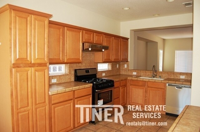 Building Photo - Charming Home in Elk Grove, Move-In Ready!