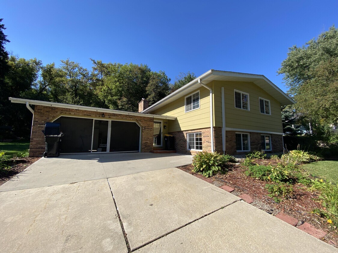 Foto principal - 3910 Manor Woods Dr NW