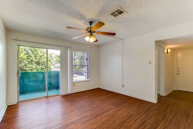 Foto del edificio - 2106 Springbrook Ln
