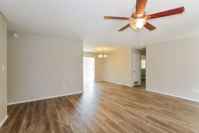 Building Photo - 10945 Tangora St