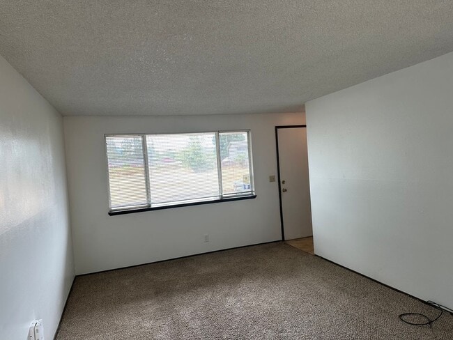 Building Photo - 2 bedroom 1.5 bath duplex in Springfield!