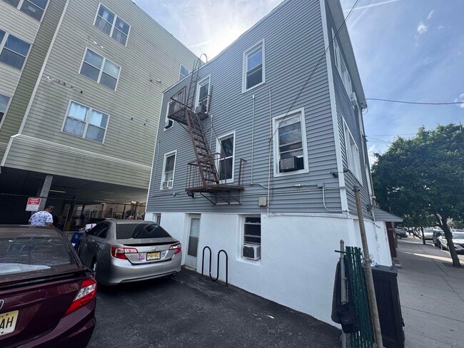 Building Photo - 411 51st St