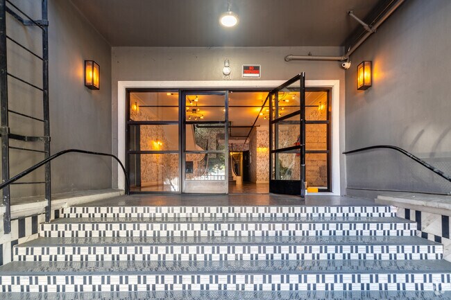 Entrada - 681 Shatto Pl.