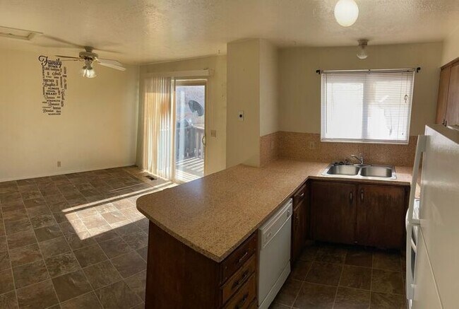 Building Photo - Spacious 2 Bedroom Duplex In West Valley City