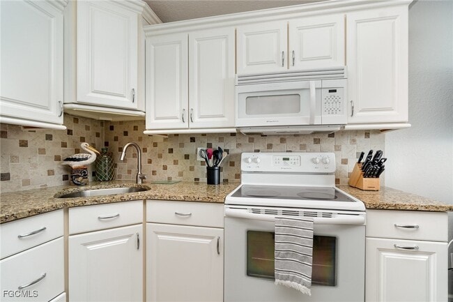 Foto del edificio - 7330 Estero Blvd