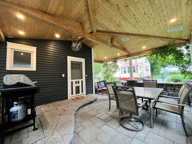 Building Photo - 46 Pleasant St