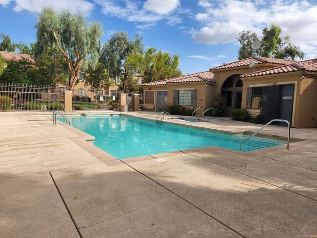 Foto del edificio - Beautifully Updated 2nd Floor-Condo 2BED/2...